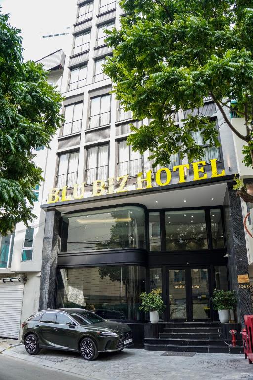 a car parked in front of a hotel at Blubiz Hotel 6 in Kon Rung (1)