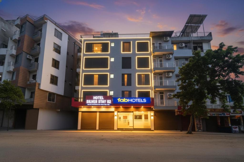 FabHotel Silver Stay 02 في جايبور: مبنى مع علامة أمامه