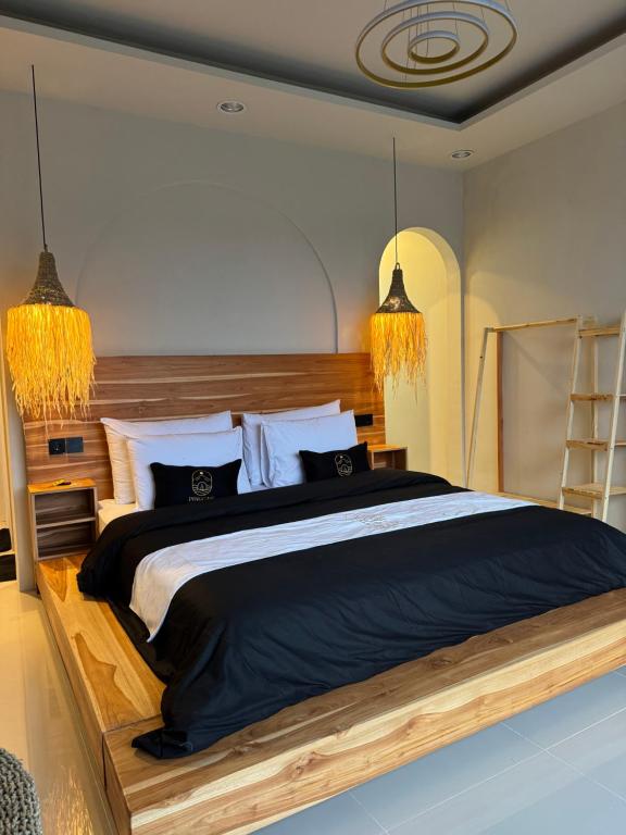 a bedroom with a large bed with a wooden headboard at Pinggan Tavora in Gretek
