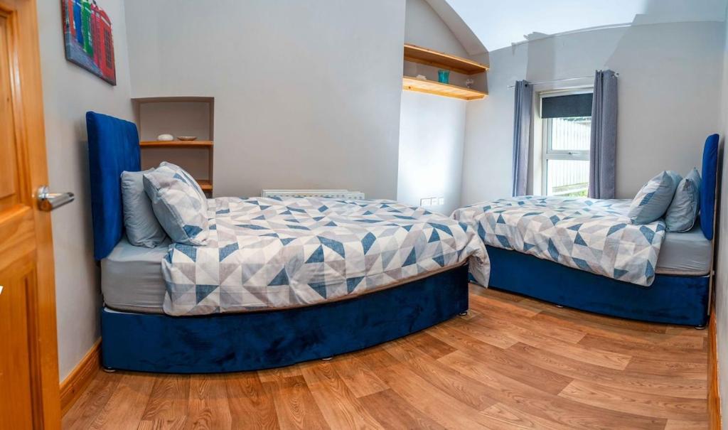 Giường trong phòng chung tại Isle of Erne Escape - Lakeside & Town Location