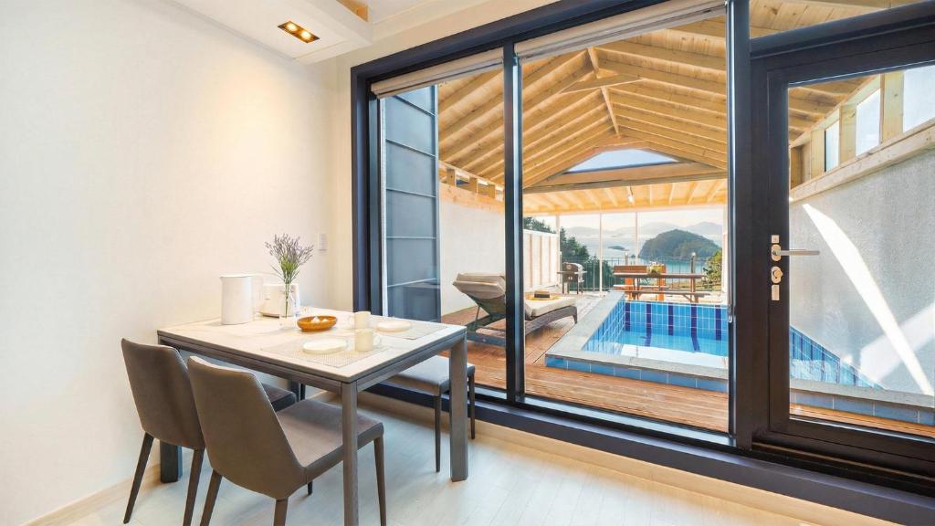 Swimmingpoolen hos eller tæt på Namhae Palace1470 Pension