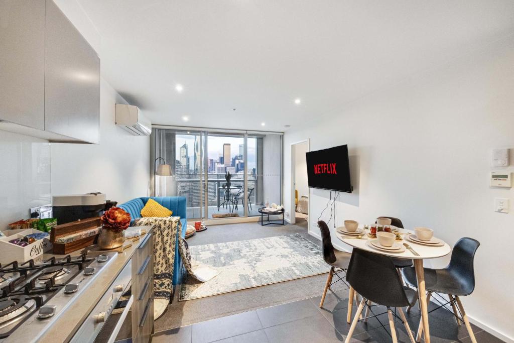 Kuchyň nebo kuchyňský kout v ubytování Waterfront Apt with Pool & Views Free Onsite Parking Gym Library