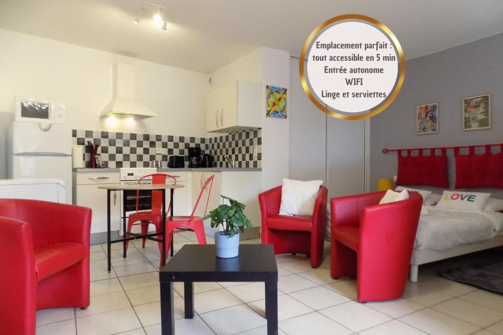 ein Wohnzimmer mit roten Stühlen und einem Tisch in der Unterkunft Studio Revy 4 - Confort et équipé - Centre ville in Néris-les-Bains
