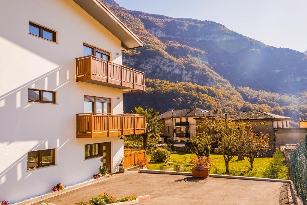 ein Gebäude mit Blick auf einen Berg in der Unterkunft Antico Borgo in Longarone