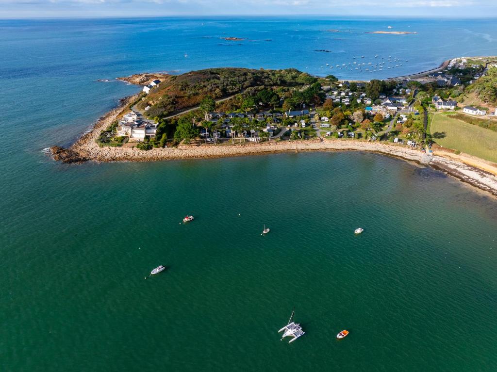 una vista aérea de una pequeña isla con barcos en el agua en Camping RCN Port l'Epine, en Trélévern