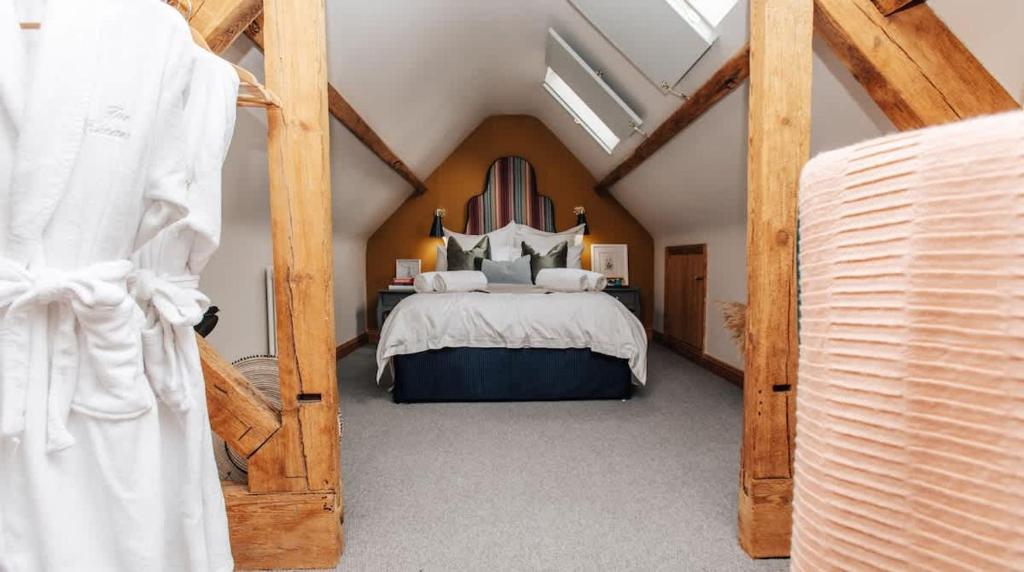 Ένα ή περισσότερα κρεβάτια σε δωμάτιο στο The Little House Luxury Cotswolds Stunning Views