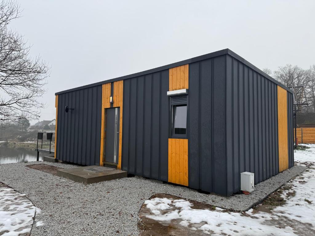 Budova, kde se farma nachází