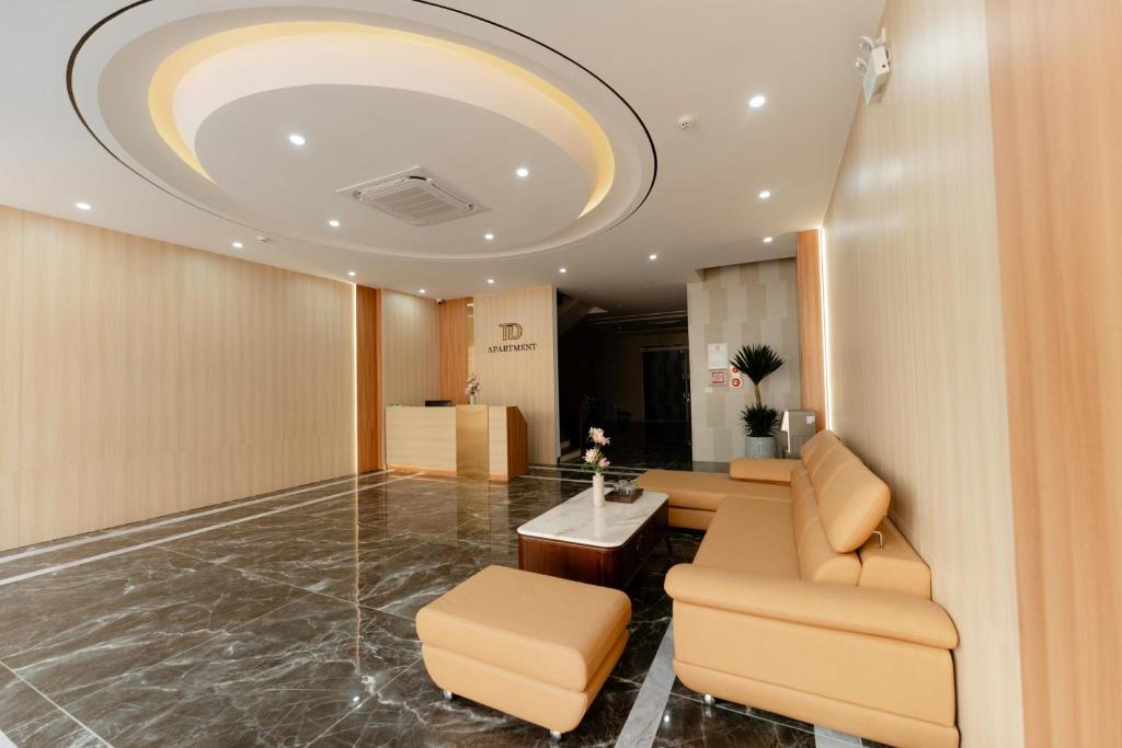 vestíbulo con sala de espera con sofá y mesa en TD Apartment, en Hai Phong