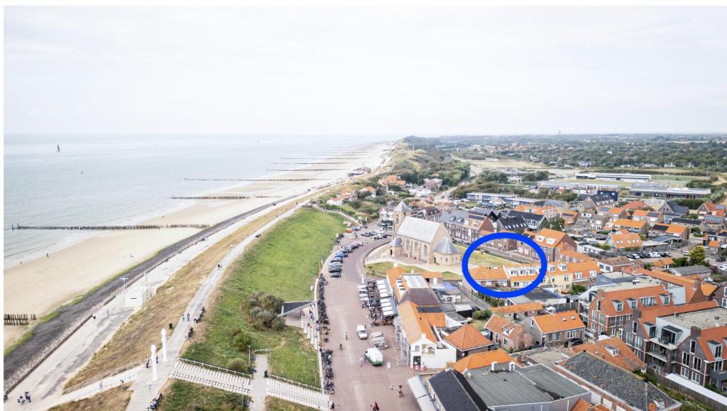 Budget Private Room Near Zoutelande Beach في زوتلاند: صورة لمدينة بدائرة زرقاء