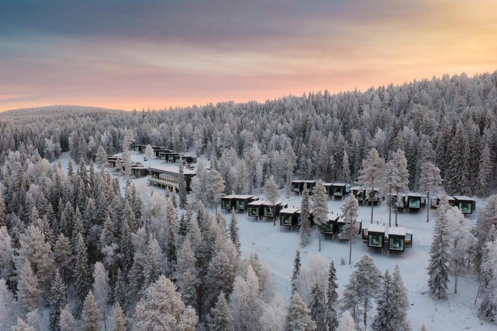 - une vue aérienne sur un complexe dans la neige dans l'établissement Arctic Panorama Resort, à Rovaniemi