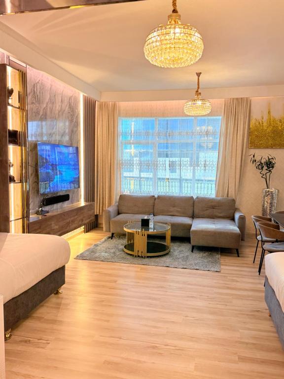 Телевизор и/или развлекательный центр в Best Place Holiday Home IIII Free Parking