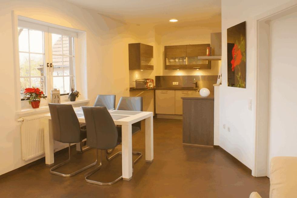 een keuken met een tafel en stoelen in een kamer bij Ferienwohnung Seetalblick in Geiselberg