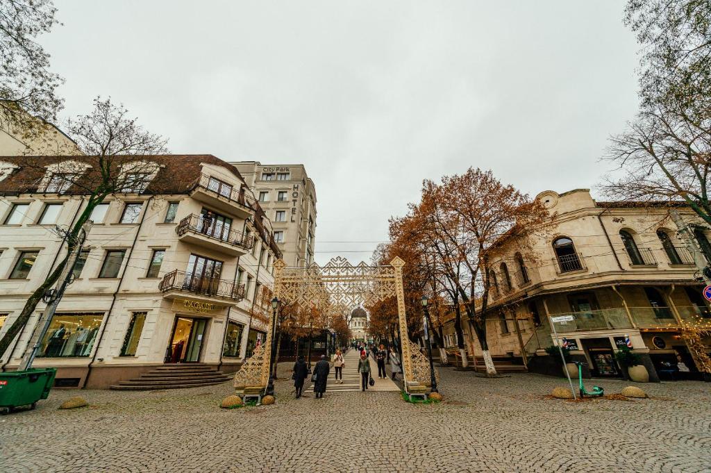 基希讷乌Urban Elegance的一群人沿着城市街道走着