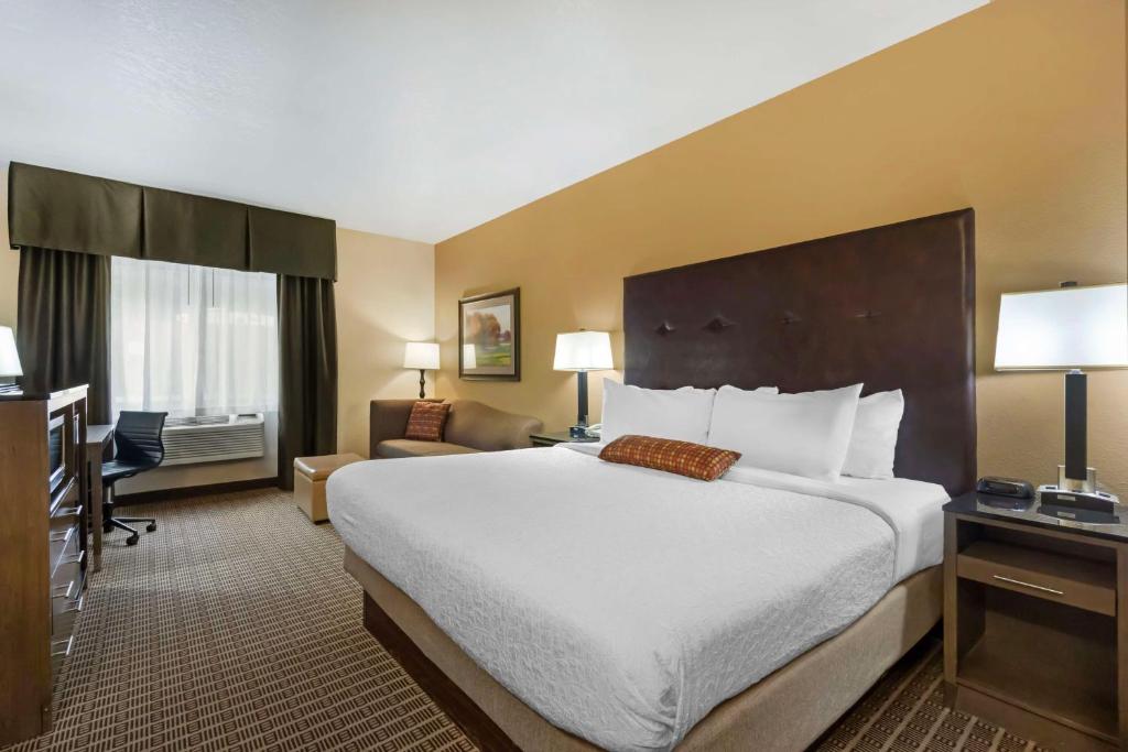 a hotel room with a large bed and a desk at Best Western Plus Yakima Hotel in Yakima