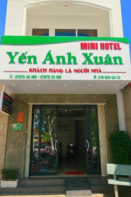 a building with a sign for a mini motel at Yến Ánh Xuân Hotel in Phan Rang–Tháp Chàm
