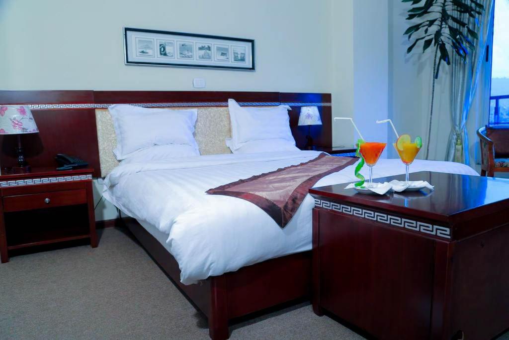 Ένα ή περισσότερα κρεβάτια σε δωμάτιο στο Sarem International Hotel