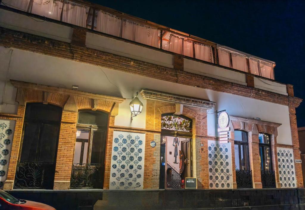 a building with a light on the side of it at Villa Catrina in Morelia