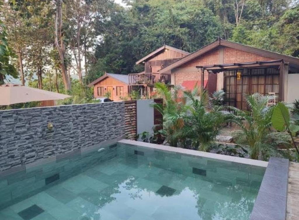 een huis met een zwembad voor een huis bij Jam's Pool Villa Langkawi in Ulu Melaka