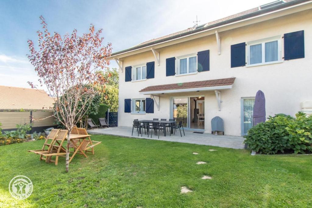 Κήπος έξω από το Notre Petit Paradis