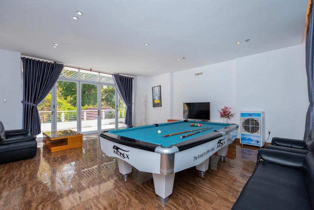 Habitación grande con mesa de billar. en Savara Homes Garden City, en Vung Tau