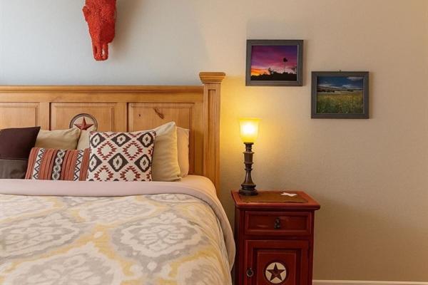una camera da letto con un letto e un tavolo con una lampada di Texas Ranch Retro Escape 2BR 2BA, Walk to UT, Moody ad Austin