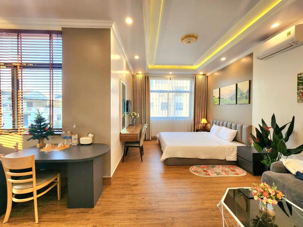 The LuxHomes Apartment ᵀᴹ I HOT Độc Đáo Nhất Vinhomes Marina في هاي فونج: غرفة نوم بسرير ومكتب في غرفة