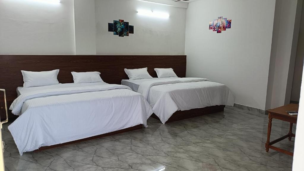 Giường trong phòng chung tại Ocean luxe inn