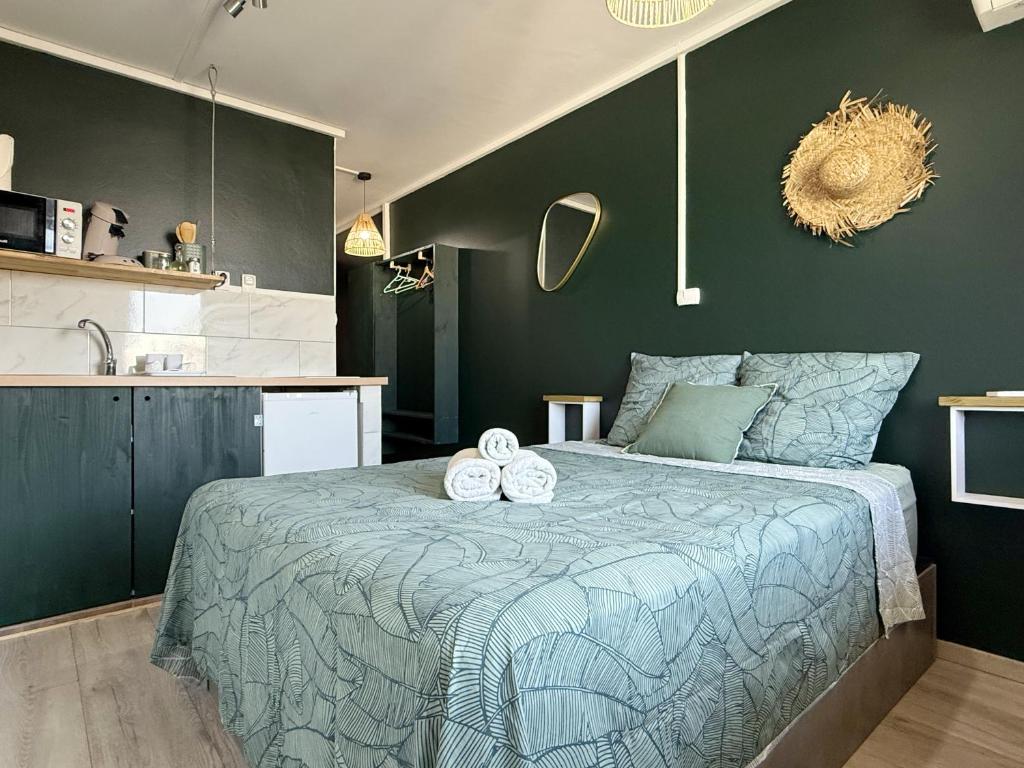 Una cama o camas en una habitación de Le Vert Sauvage - Plage et Ville - Clim