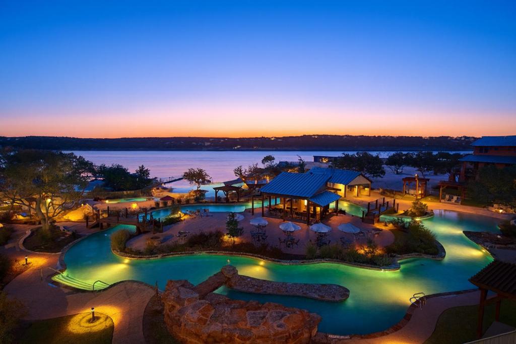 Your Life Time Memory Creates Here, Lake Views, Pickleball, Jacuzzi, infinity pool & Winery في South Jonestown Hills: اطلالة جوية على منتجع في الغسق