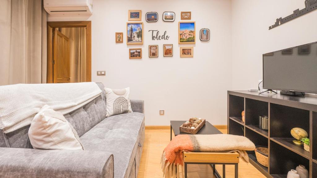 Μια τηλεόραση ή/και κέντρο ψυχαγωγίας στο Apartamento Pozo Amargo Junto a la Catedral by Toledo AP