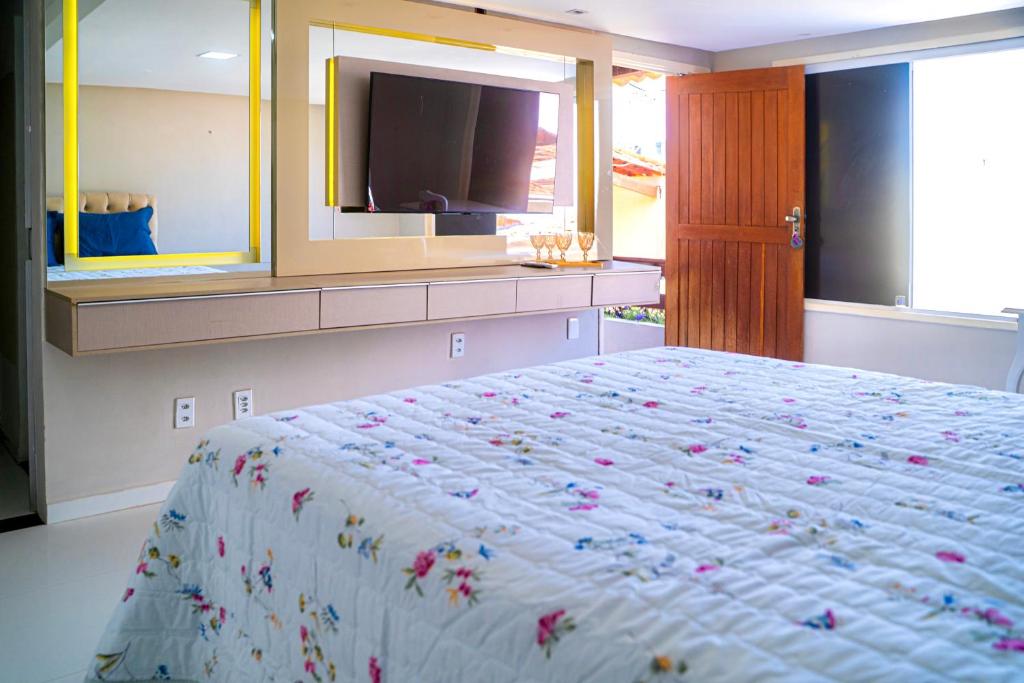 1 dormitorio con 1 cama grande, TV y ventanas en Pousada Sousa Residencial Qrt1, en Sousa