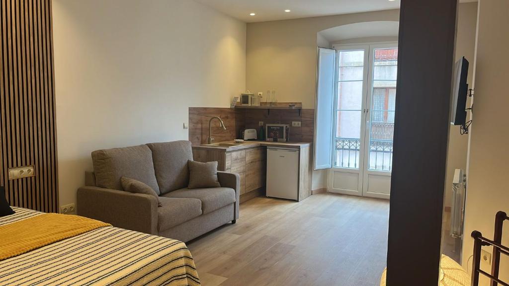 a living room with a couch and a kitchen at Alojamiento en Ribadesella in Ribadesella