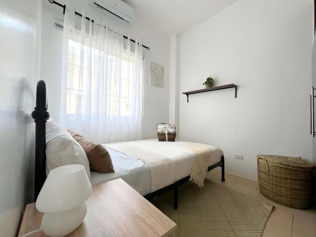 Una cama o camas en una habitación de Serene Stay in Royal Palms Tres Panglao 1409