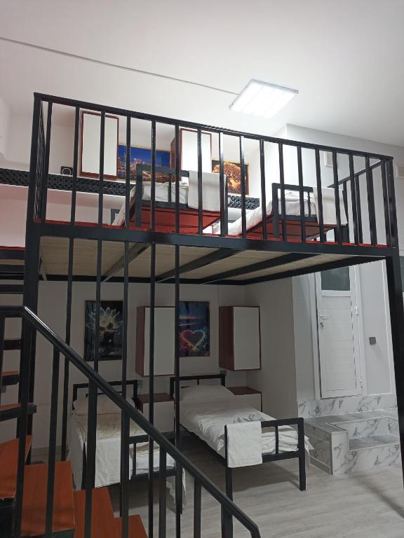 Palanda nebo palandy na pokoji v ubytování Jomi Hostel