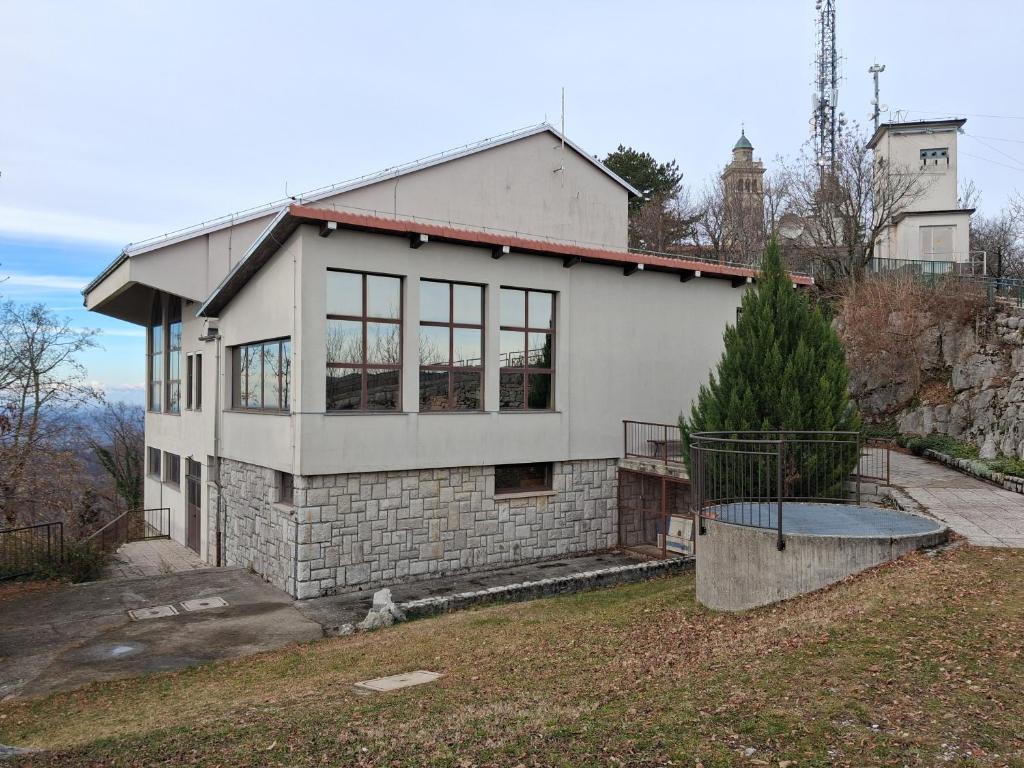 a house on top of a hill at Tau Forest Lodge in Solkan