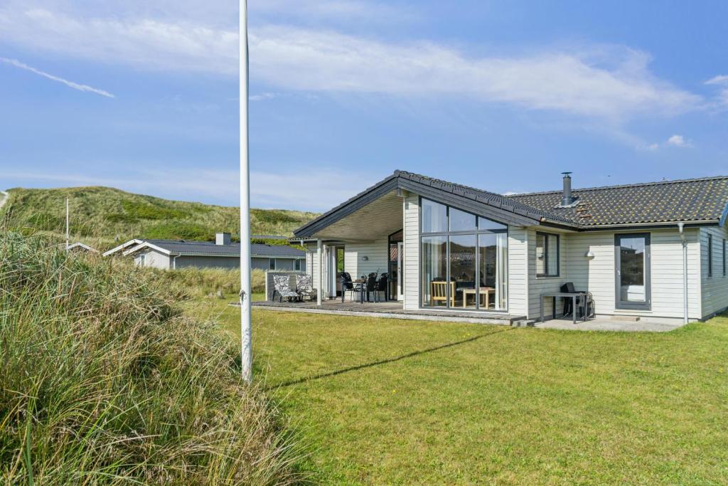 Feriehus 3020 في فيد ساندي: بيت ابيض شبابيكه زجاجيه وساحه