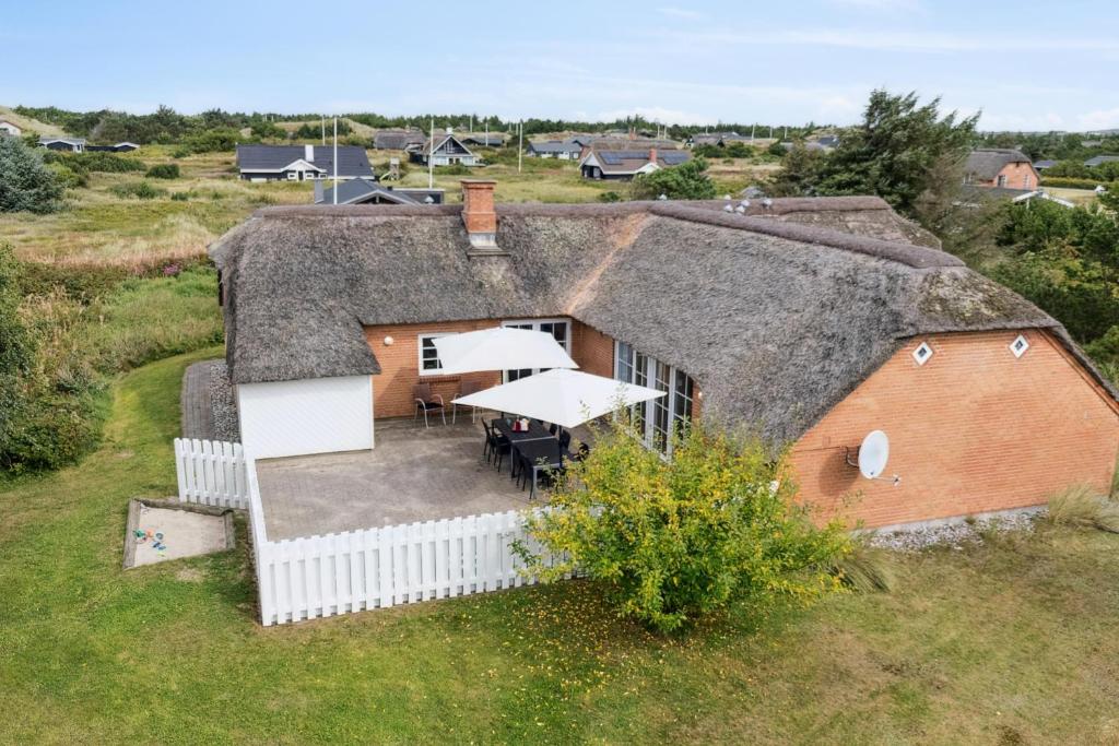 Feriehus 1145 في سوندرفيغ: إطلالة علوية على منزل بسقف من القش