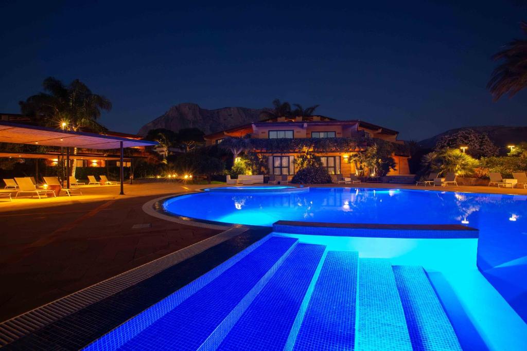 Magaggiari Hotel Resort في شينيسي: اضاءة المسبح ليلا