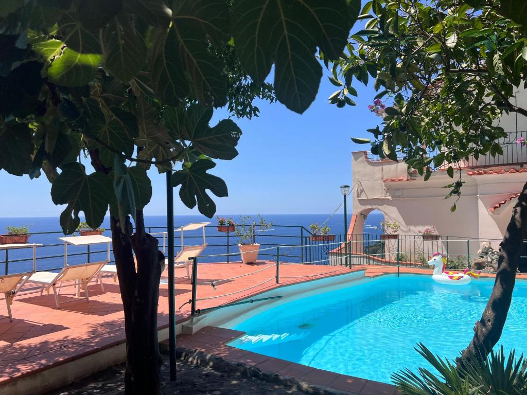 Swimmingpoolen hos eller tæt på Villa Carmela