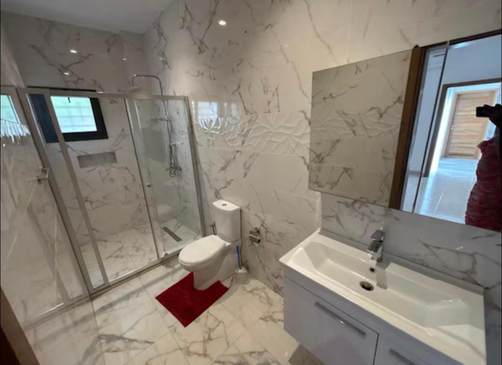 Un baño con ducha, inodoro y lavabo. en Studio, en Saly Niakh-Niakhal