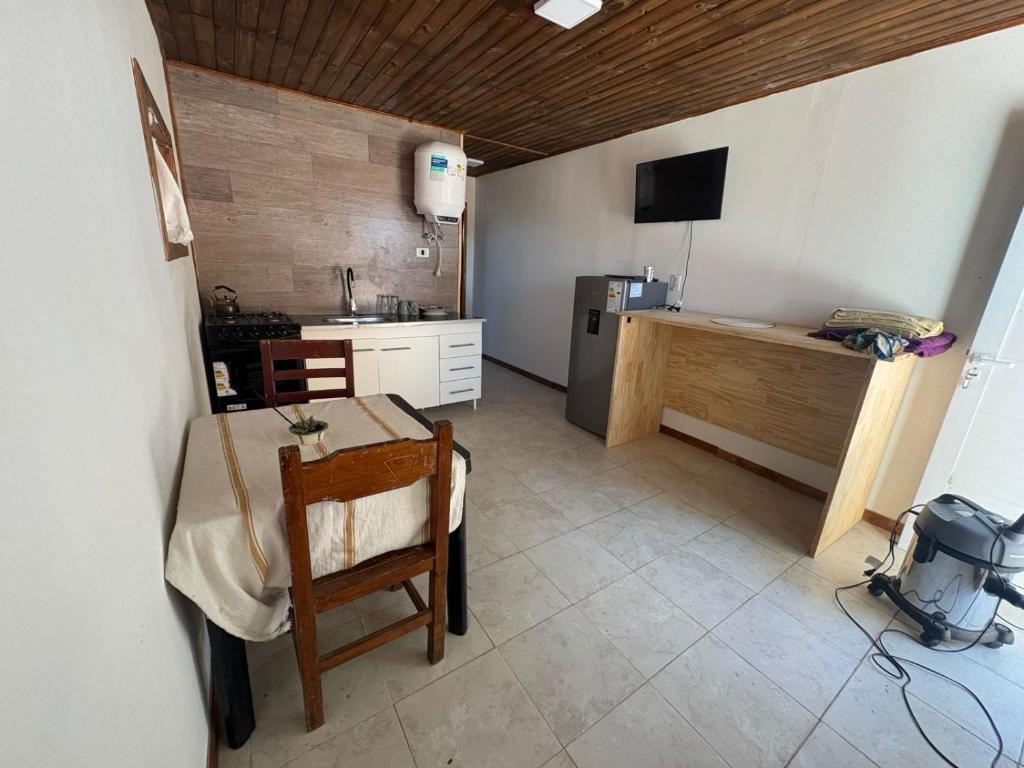 een keuken met een tafel en een keuken met een koelkast bij CABAÑAS CAMPO y MAR in Playa Dorada