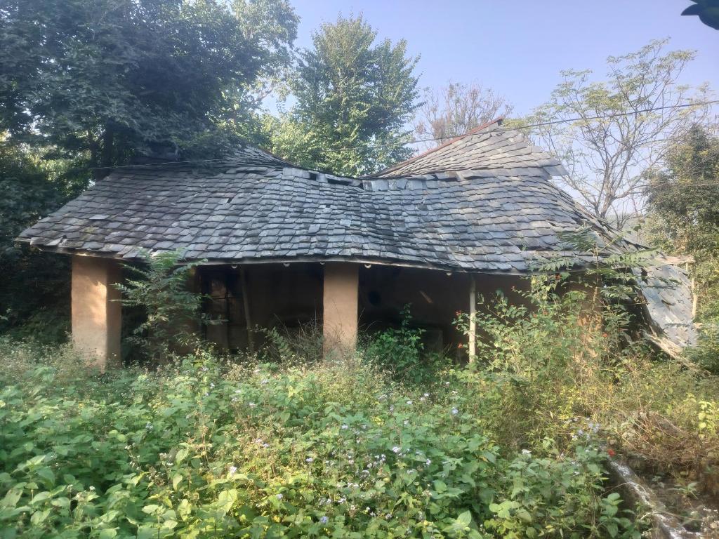 Το κτήριο όπου στεγάζεται  το οργανωμένο κάμπινγκ