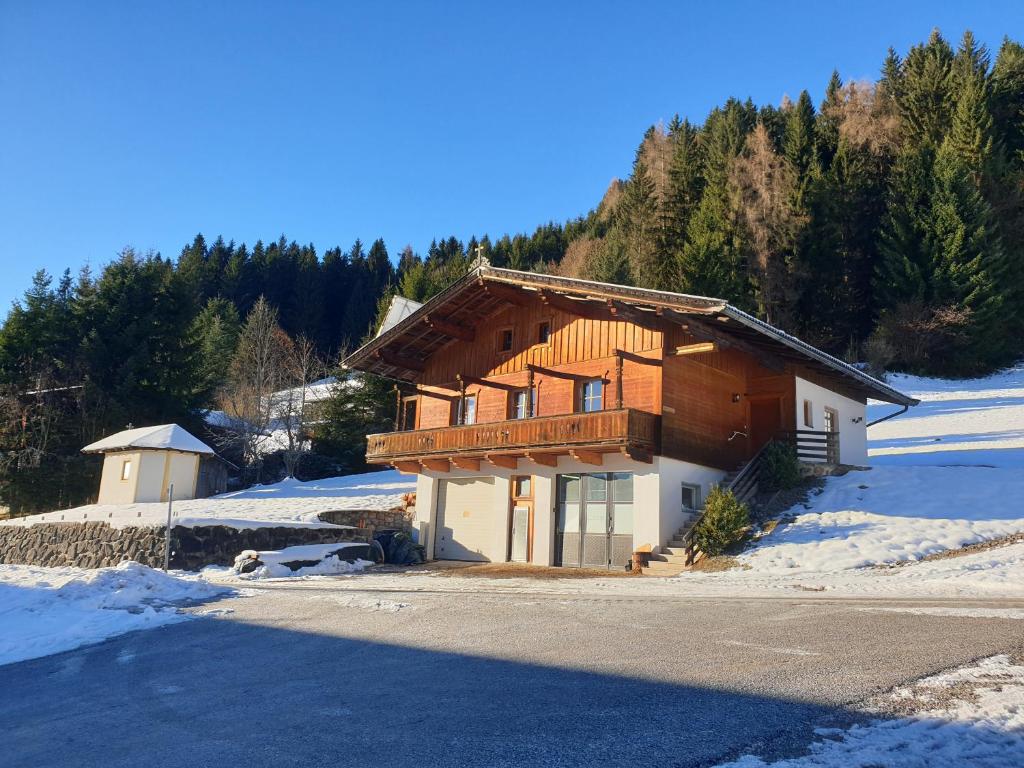 Casa de madera grande con balcón en la nieve en zuHaus Gruab, en Wildschönau