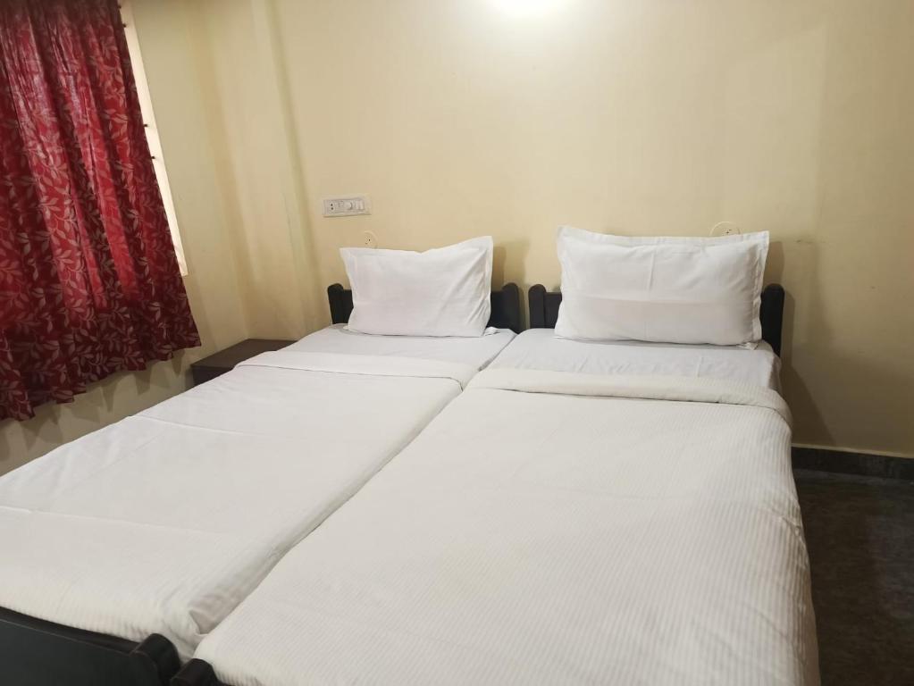 En eller flere senge i et værelse på Madison's Suites