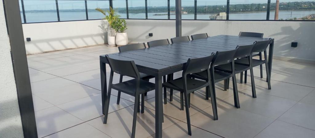 a black dining room table with black chairs at Refugio de lujo Piscina con Vistas panorámicas in Encarnación