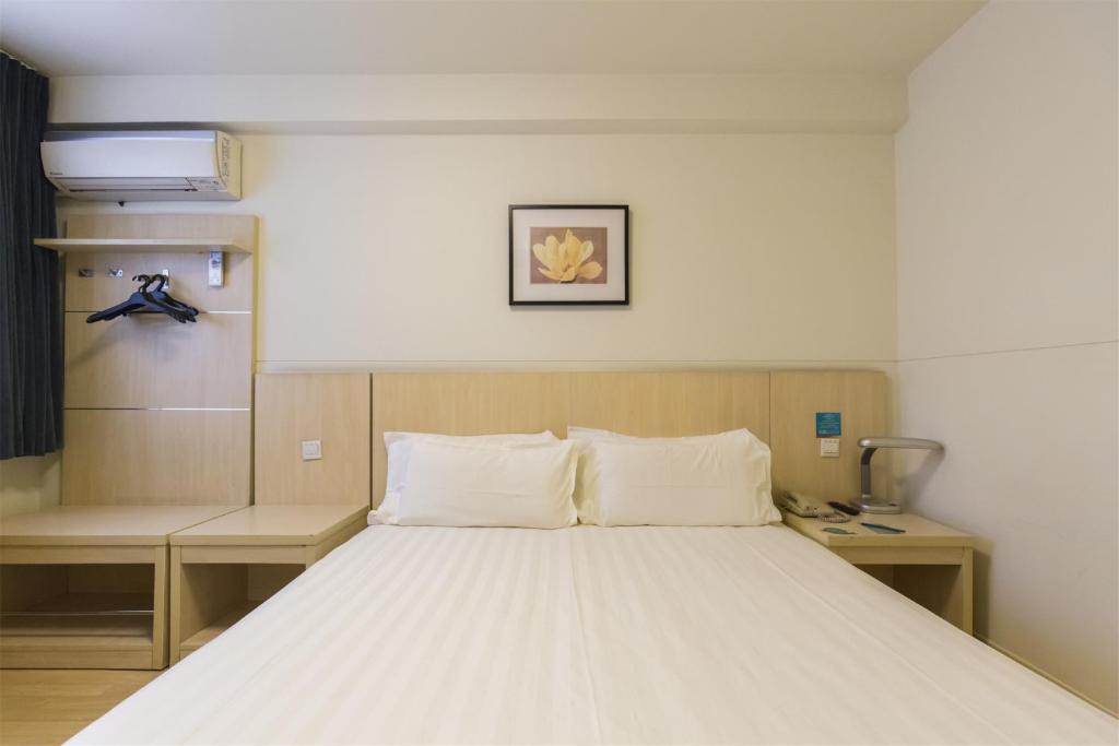 Postel nebo postele na pokoji v ubytování Jinjiang Inn Select Shenzhen Nanshan Science and Technology Park