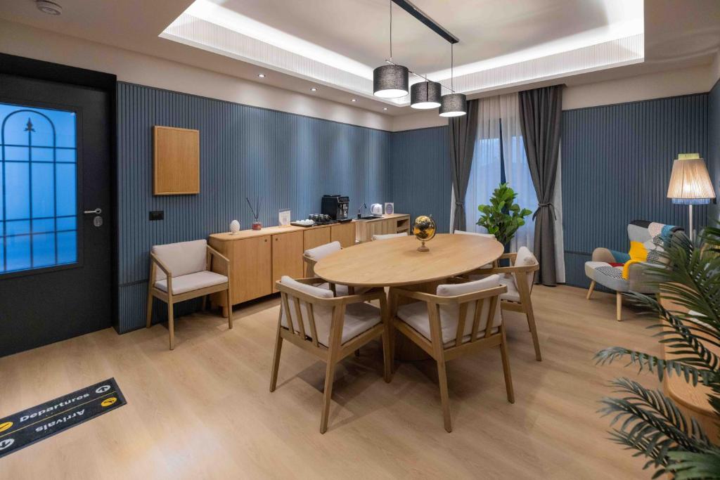 a conference room with a table and chairs at Gran Suite Darsena deluxe in Isola Sacra