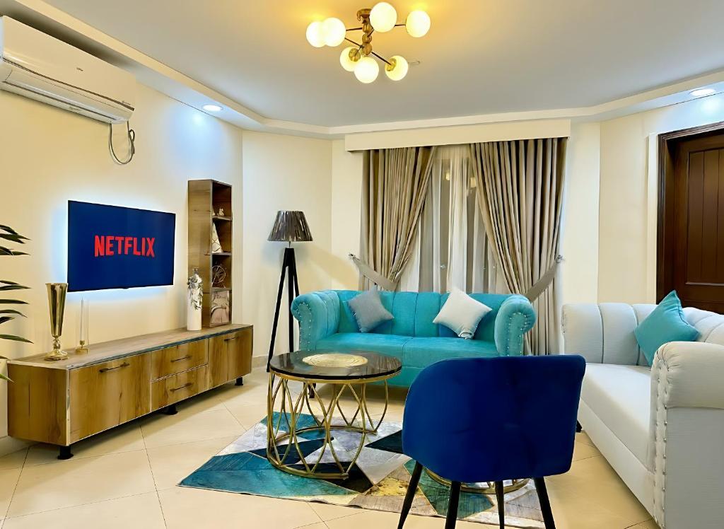 Χώρος καθιστικού στο Chic Turquoise Apt - Self Checkin , Imtiaz Mall & Dining