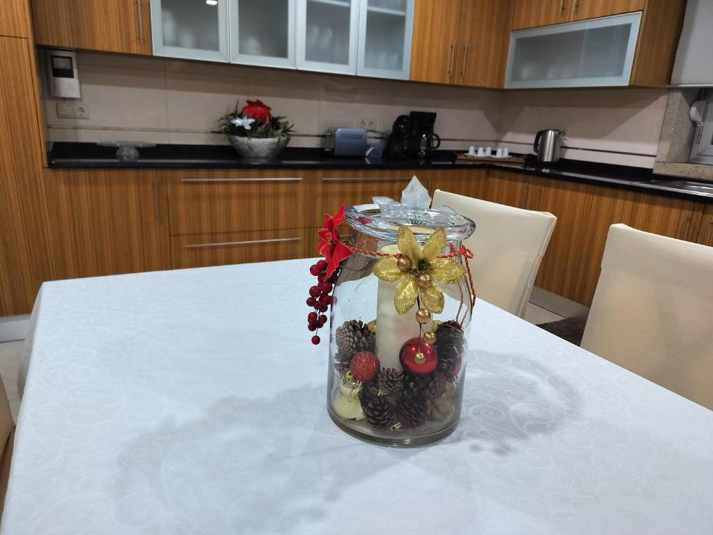 een glazen pot gevuld met fruit en bessen op een tafel bij Casa Antigo Alambique in Santa Cruz do Lima