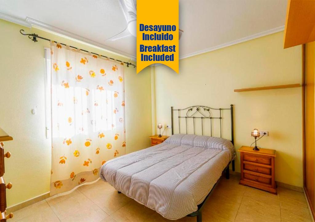 Apartalux Alcázares Río Esla في لوس الكاثاريس: غرفة نوم بها سرير ونافذة